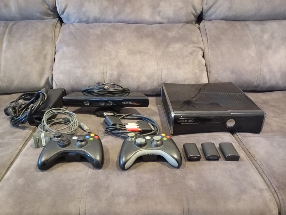 Xbox 360 (com avaria) com 2 comandos, Kinect e vários jogos