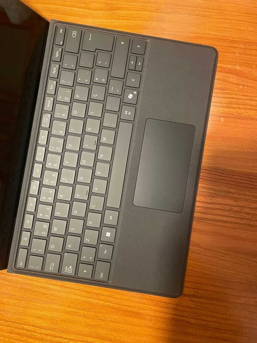 Microsoft Surface Pro 9 com teclado e caneta (Surface Slim Pen 2).