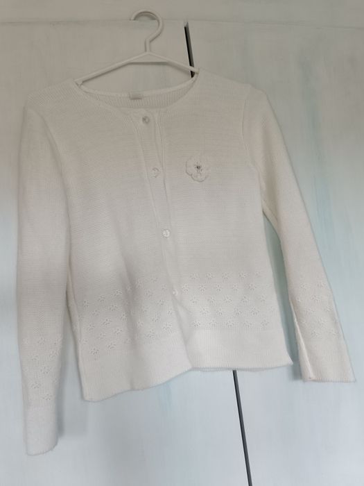Elegancki bialy sweterek dziewczecy