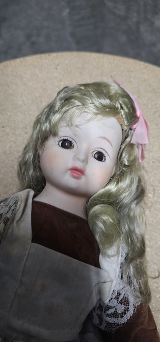 Boneca antiga em cerâmica