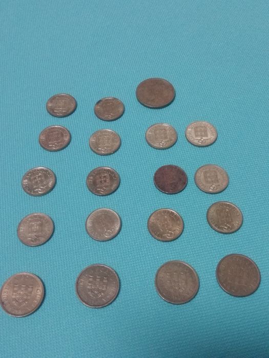 Lote de moedas de escudos.