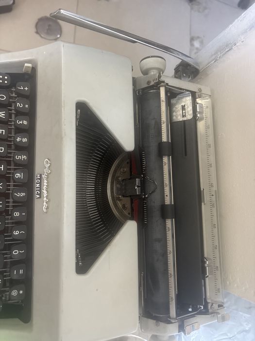 Maquina de escrever antiga /Olympia-Monica