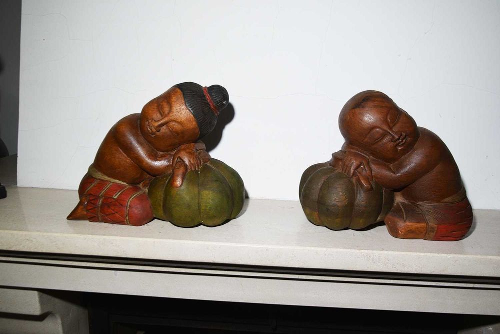 Esculturas de madeira meninos a dormir