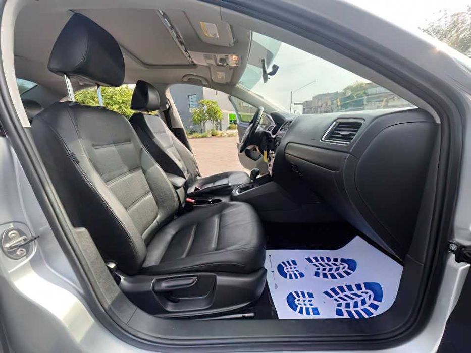 Volkswagen Jetta SE      2013