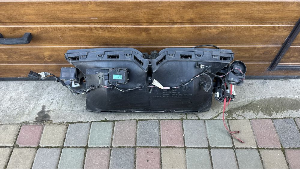 Установочна панель взборі tesla model x