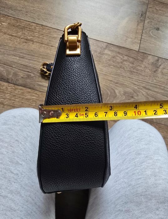 Czarna torebka Guess