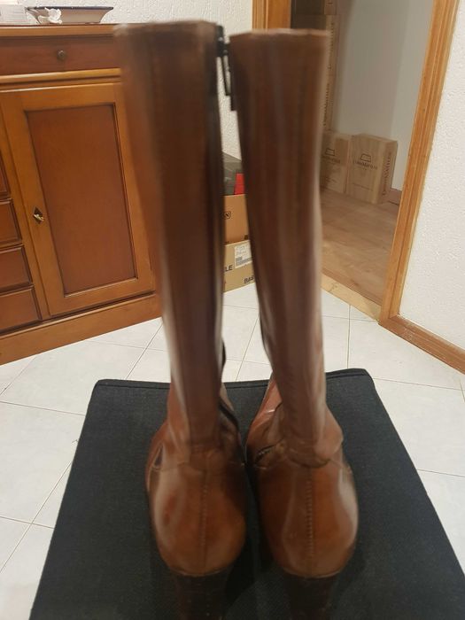 Botas cano alto em pele. Cor de caramelo. Marca Foreva. Tamanho 37