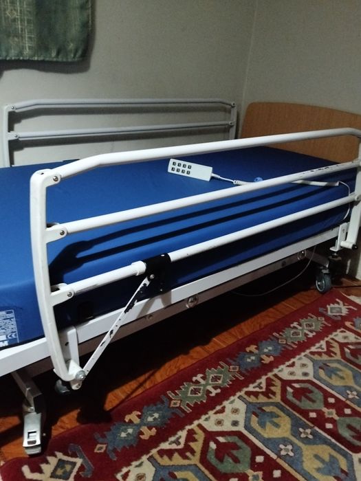 Cama articulada e elevatória com grades