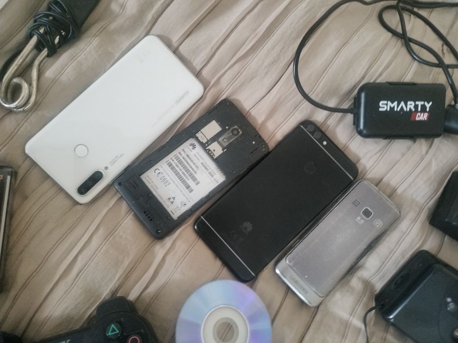 Telefony,laptopy i inne.zestaw sprzętu elektronicznego.