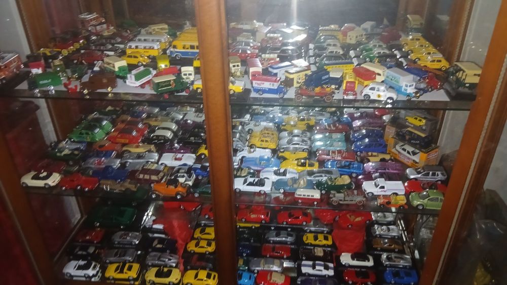 Colecao  170 carro minitura por  700 €