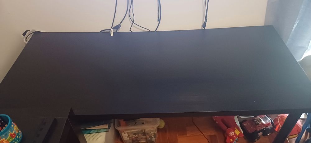 Mesa 140×60 cm com fones gamer teclado gamer e rato gamer com leds