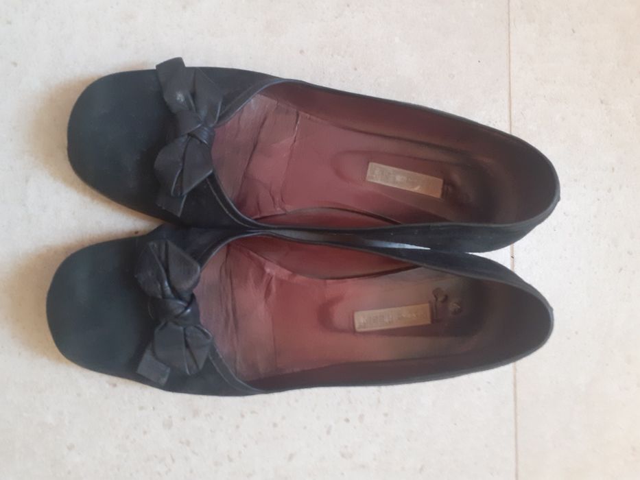 Sapatos pretos de camurça muito boa qualidade