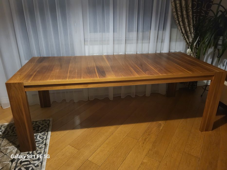 Stół z orzecha amerykańskiego