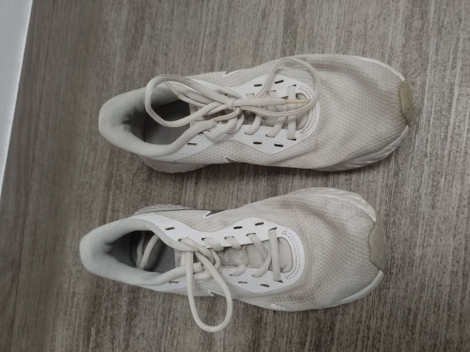 Sprzedam damskie buty firmy Nike rozmiar 38.