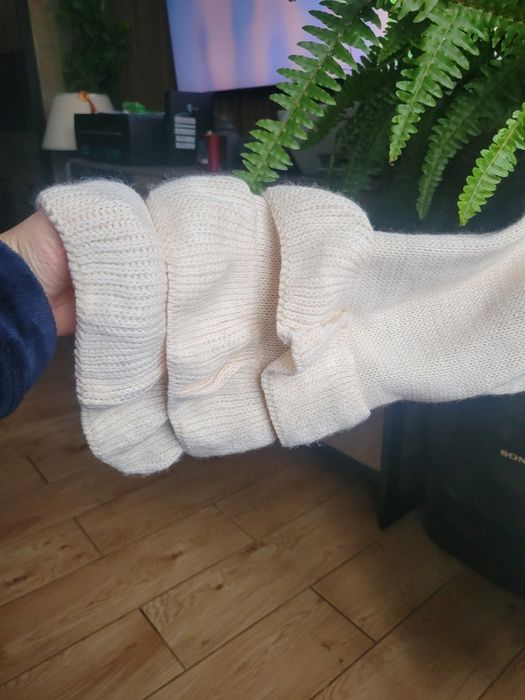 Sweter zdobione rekawy beżowy
