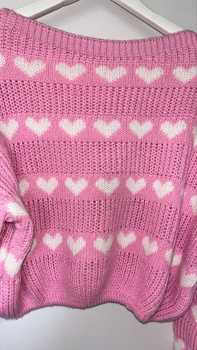 Nowy sweter w serduszka różowy