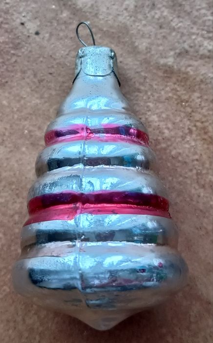 Zestaw Dwu Klasycznych Bombek Choinkowych z Okresu PRL