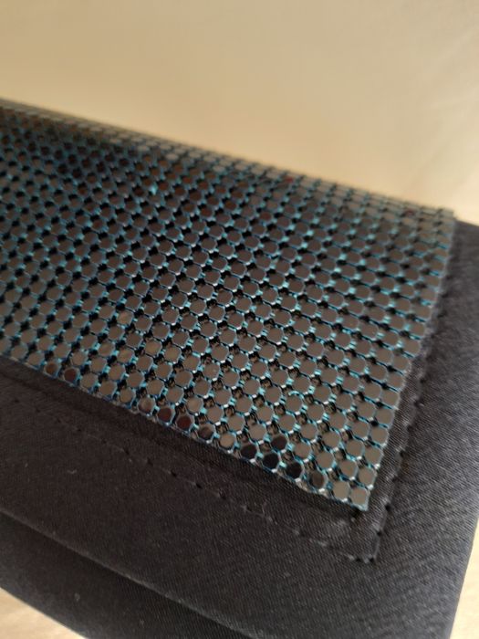 Clutch de cerimónia em tons de azul com pedraria