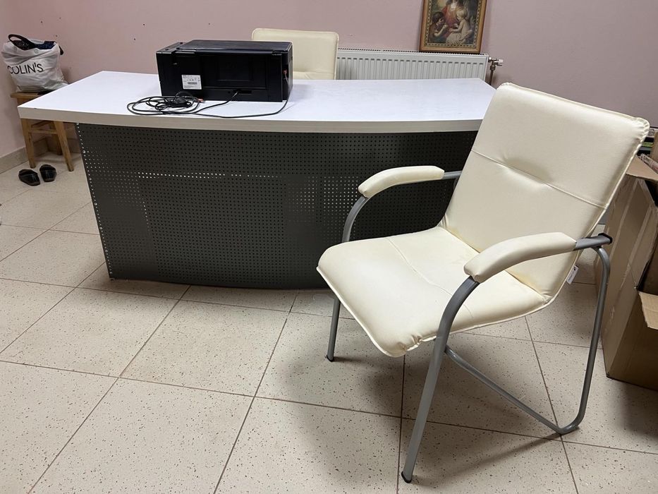Білий офісний стіл і два стільці