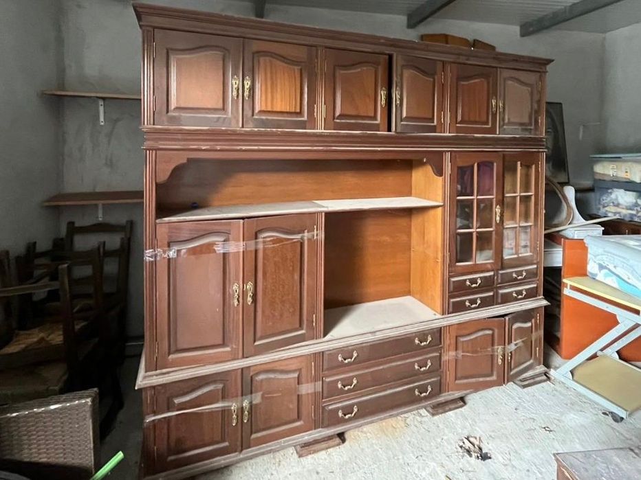 Armário rústico para sala - charme retro com portas de vidro