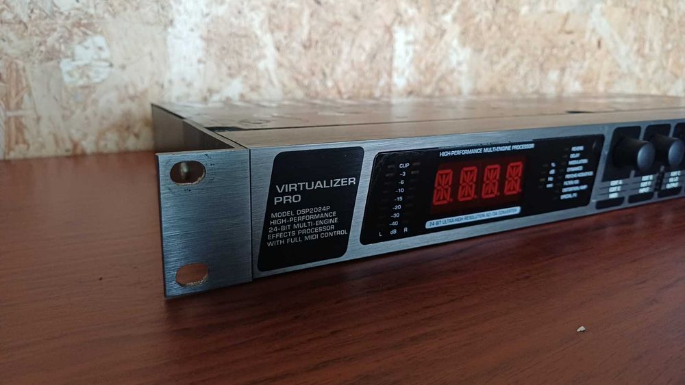 Aparelho de efeitos Behringer Virtualizer DSP2024