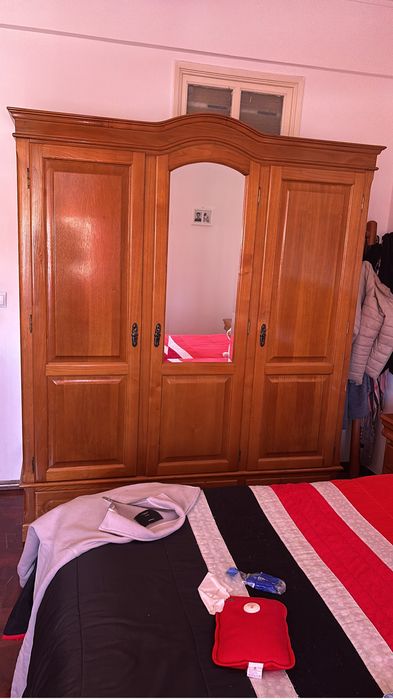 Cama, colchao, guarda roupa, e cómoda com espelho