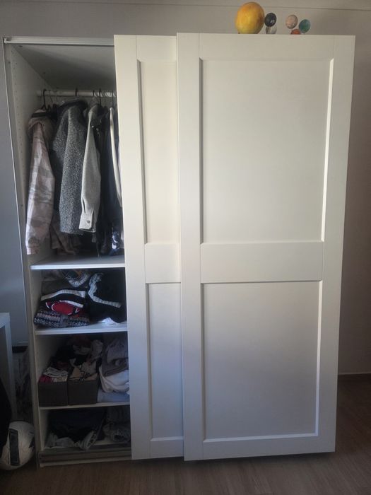 Roupeiro com 2 portas deslizantes