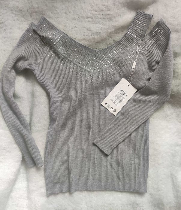 Szary sweterek cold shoulder SM cyrkonie