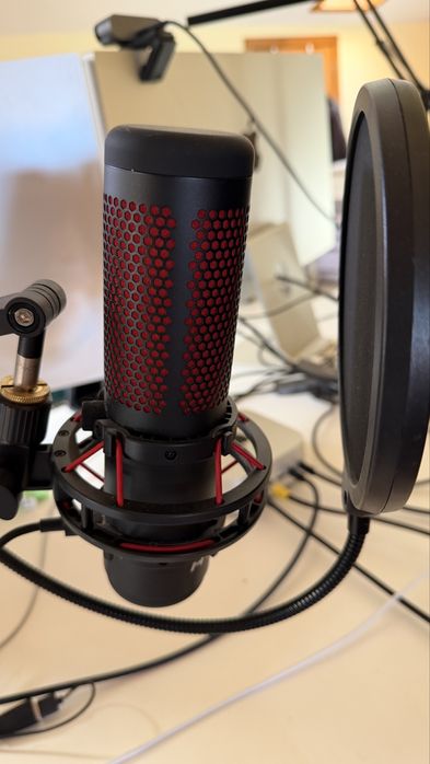 Microfone HyperX Quadcast 2 com braço articulado e filtro pop