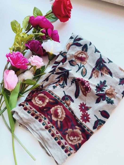 Lekki szal szalik floral w kwiaty
