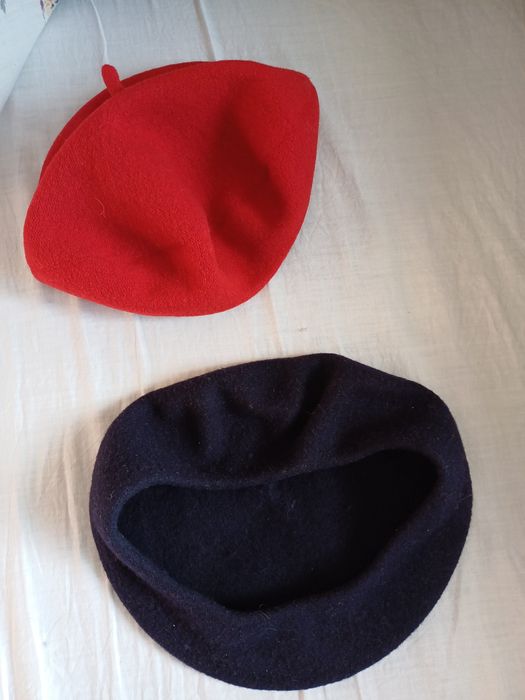 Берети з  шерстяної тканини, весняний.Червоний розмір 54,черний розм.5