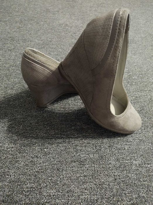 Buty damskie na koturnie