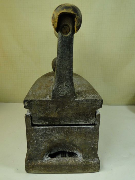 Утюг   чугунный .