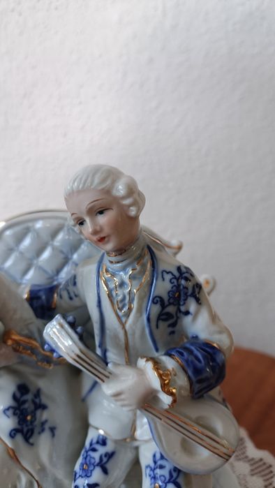 Figurka porcelanowa pary dworskiej siedzącej na  ławce