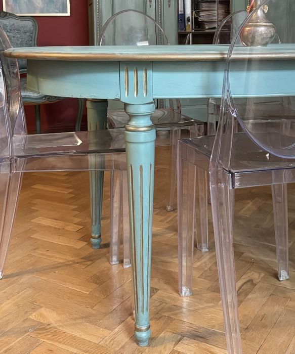 Stylowy stół ludwikowski po renowacji ludwik