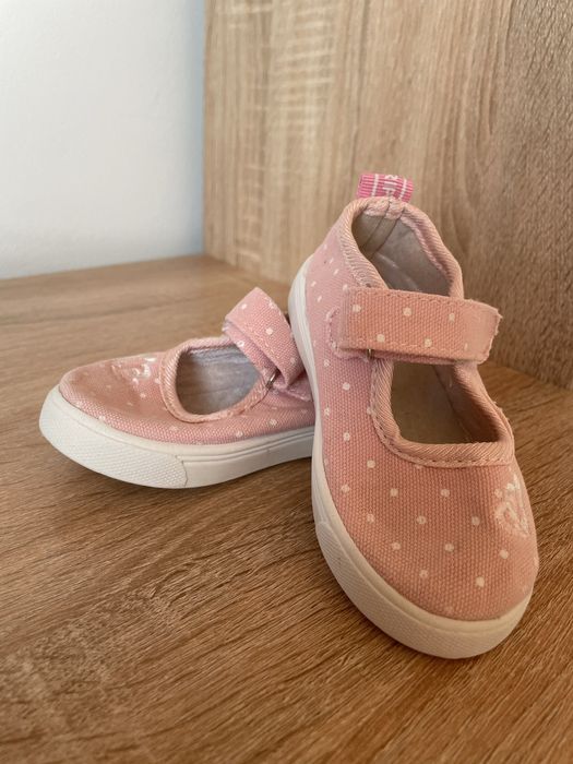 Взуття для дівчинки