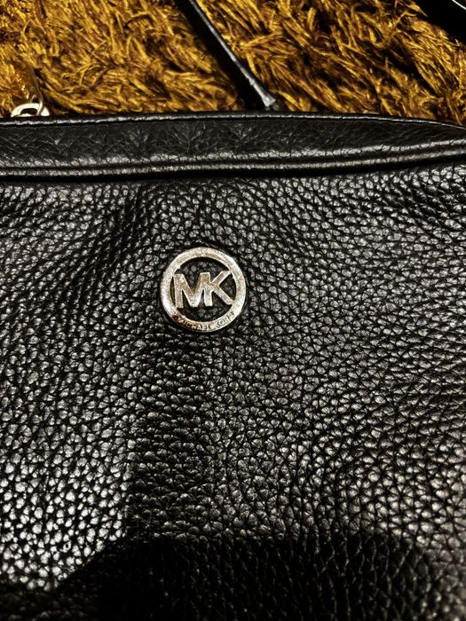 Mala michael kors preta tira colo
