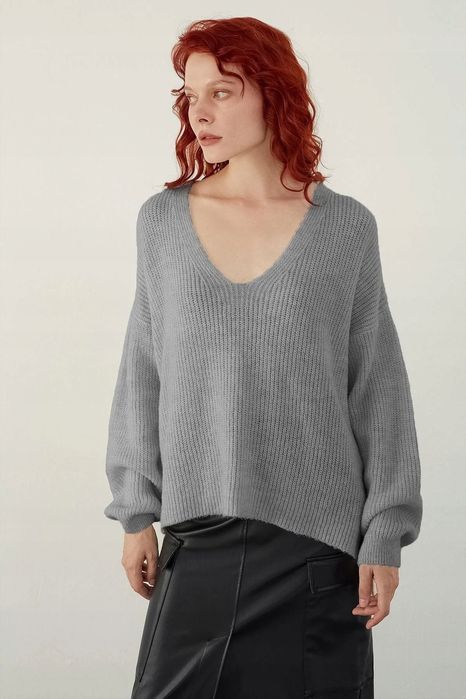 Luźny szary sweter z głębokim dekoltem v w prążek s/m 5ia