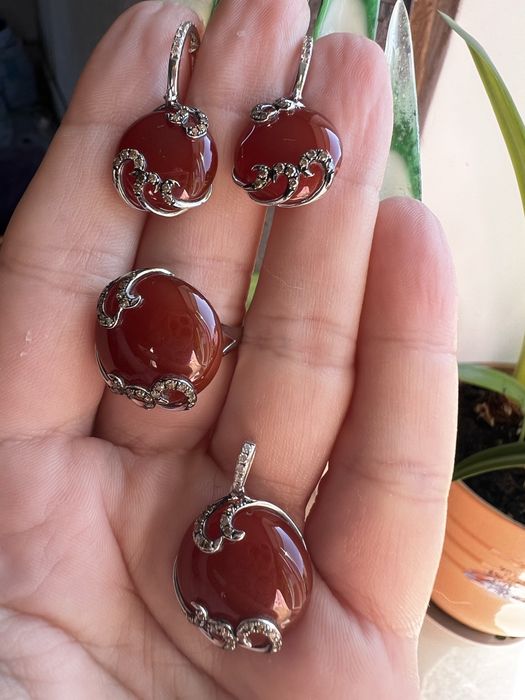 Золотые серьги,кулон и кольцо 585 пр.с природными бриллиантами