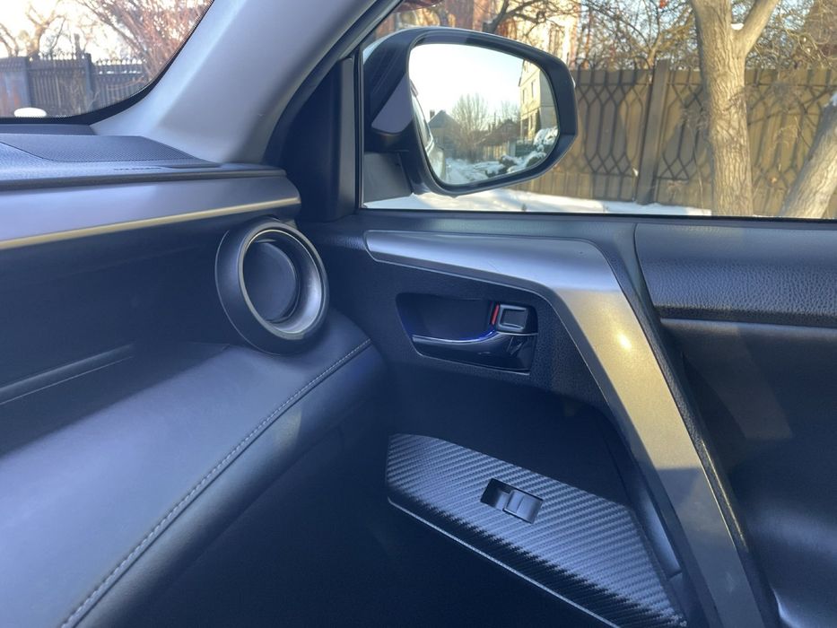 Продам авто Toyota Rav 4 без подкрасов и с родным пробегом