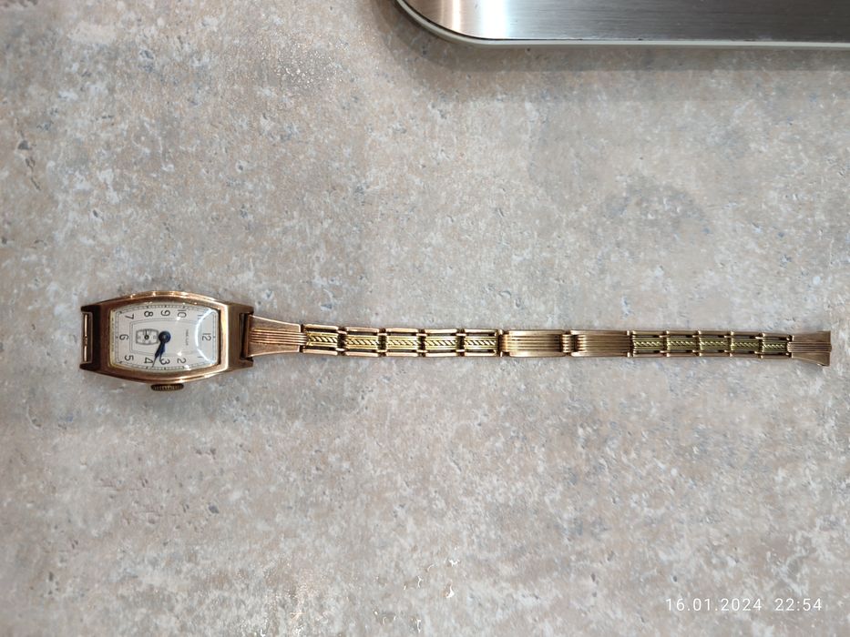 Золотые женские часы Заря и Звезда