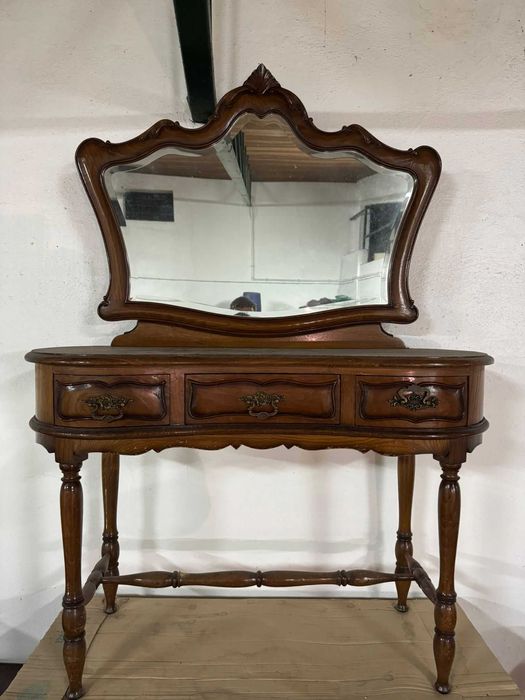 Mobília Antiga em Madeira Maciça