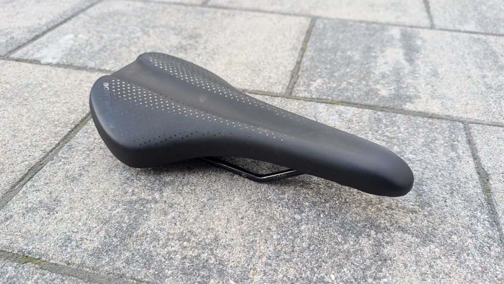 Siodełko Bontrager Arvada, drążone szyny chromo-molibdenowe, szerokość 138 mm
