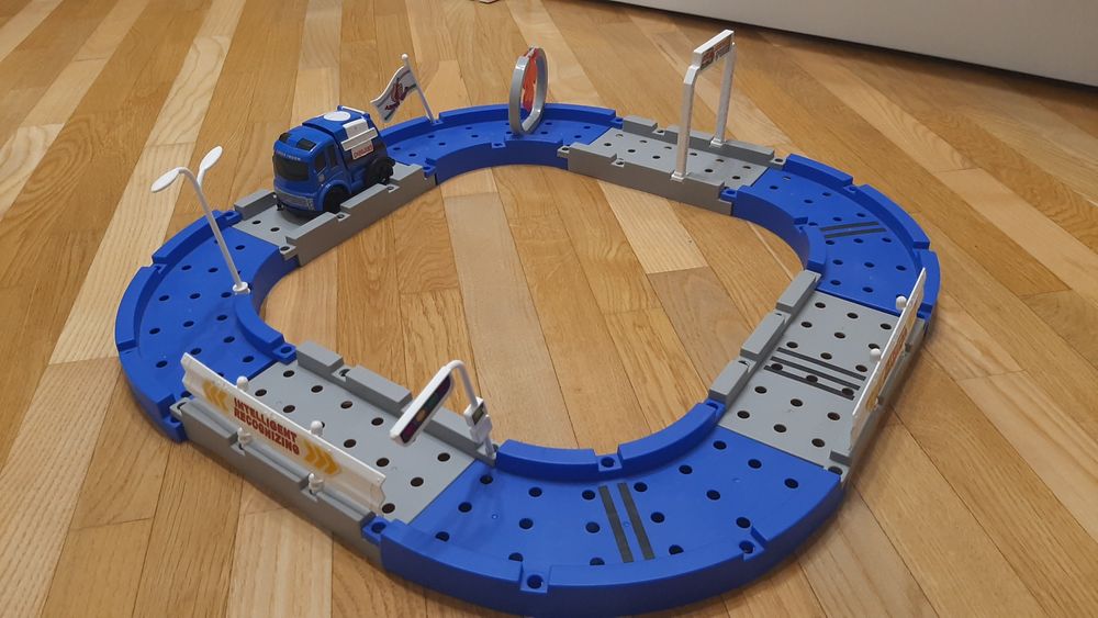 Дорога, трек з машинкою, яка їздить.