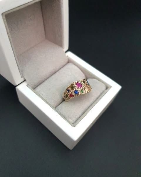 Piękny Złoty Pierścionek zdobiony Cyrkoniami