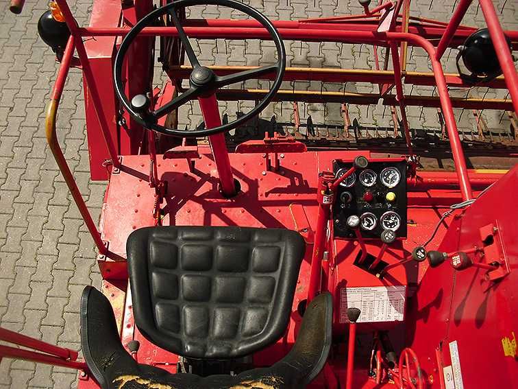 Зерноуборочный комбайн Massey Ferguson 430 (2)
