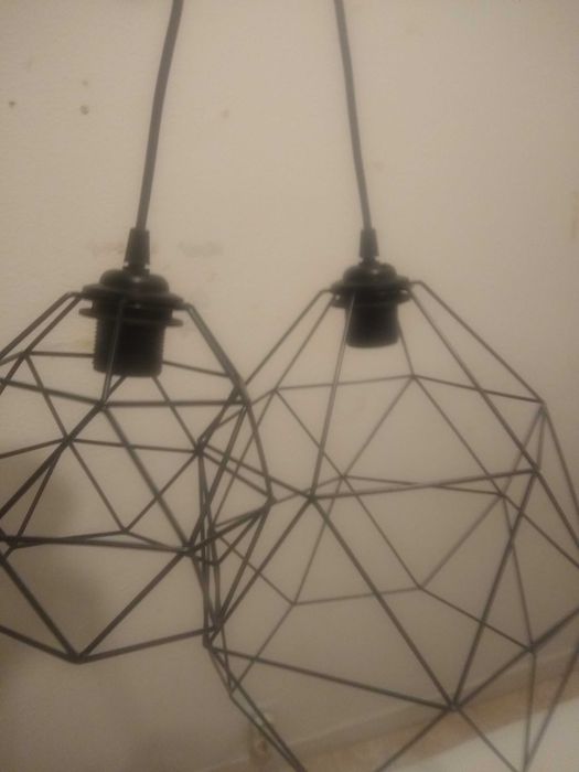 Candeeiros decorativos com lâmpadas.