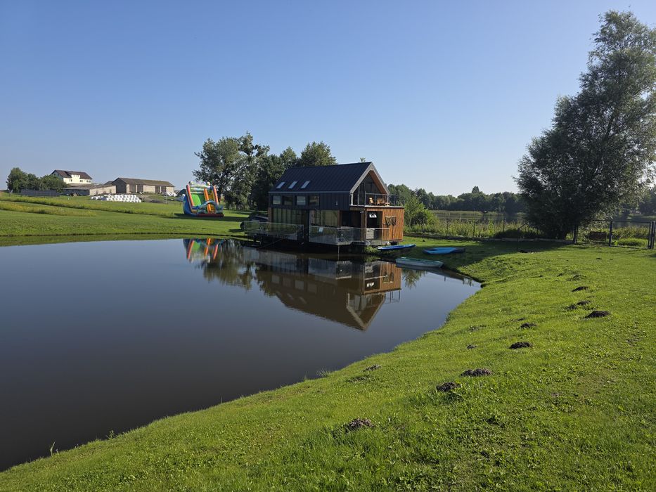 Domek nad stawem