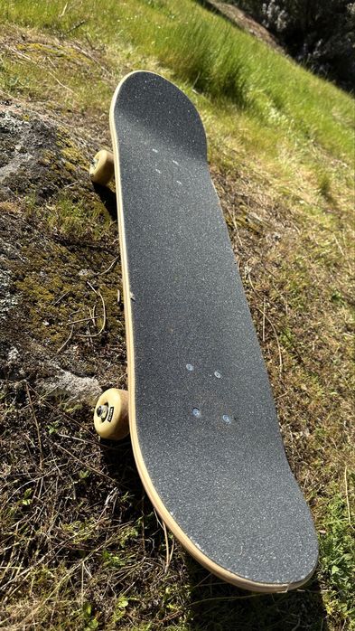 Skate Globe - Pret e Branco - Rodas Globe