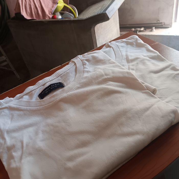 2 T-shirts brancas basicas